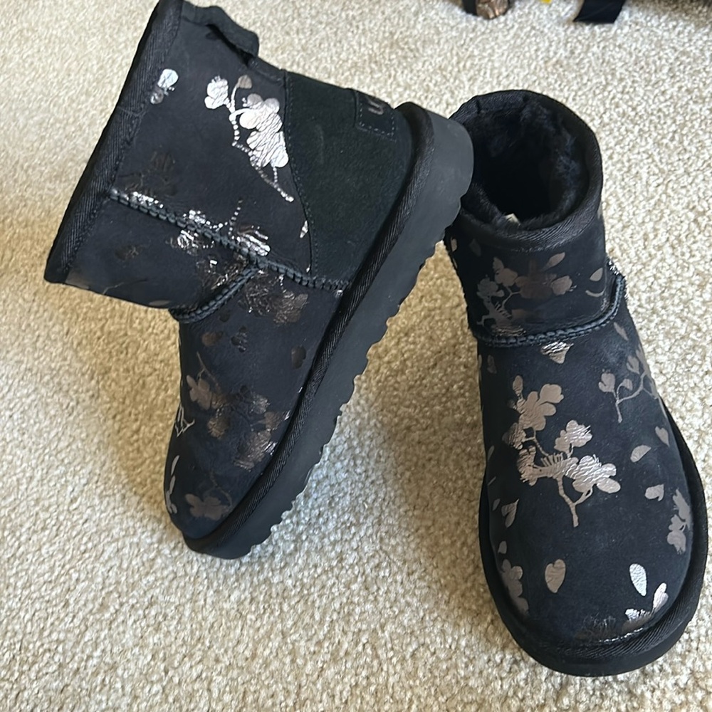NWB UGG Black Classic Mini Floral Foil Size 6